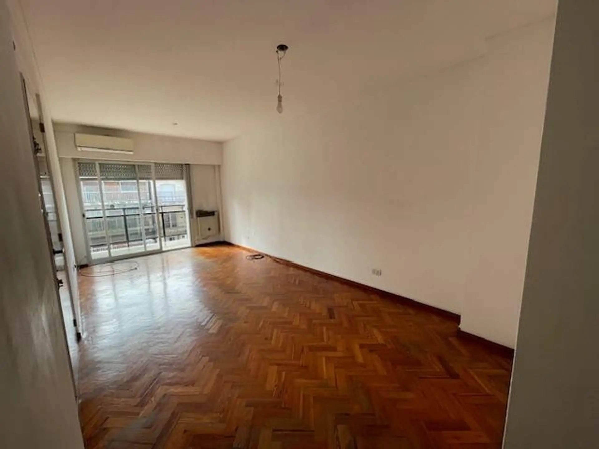 Semipiso de Dos Ambientes al Frente con Balcón - Muy Luminoso